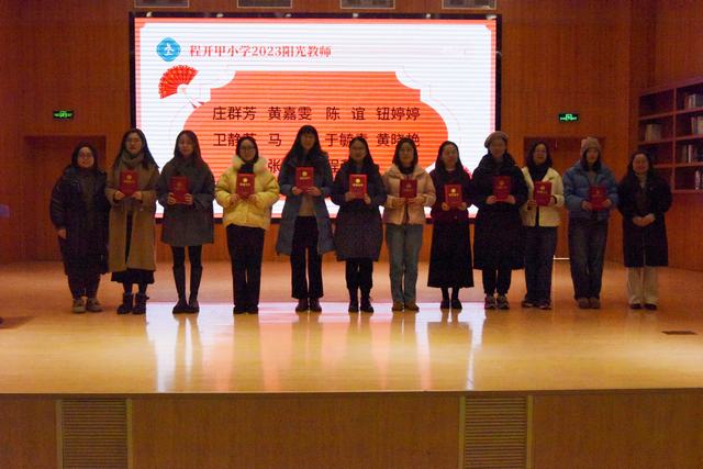 年度人物颁奖_副本.jpg 年度人物颁奖_副本.jpg