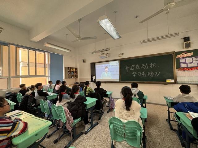 4.程开甲小学五、六年级观看润心直播课堂《我的学习“发动机”》.jpg 4.程开甲小学五、六年级观看润心直播课堂《我的学习“发动机”》.jpg