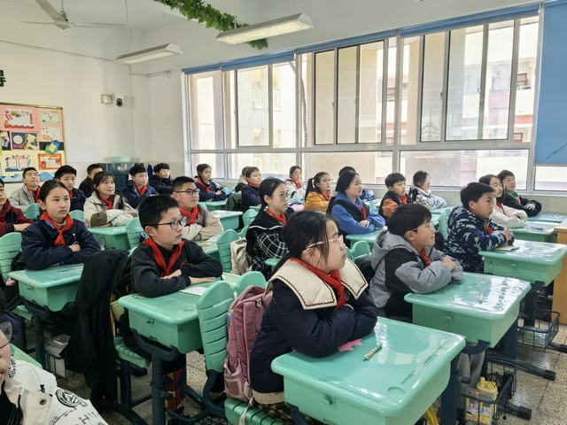 1.程开甲小学五、六年级观看润心直播课堂《我的学习“发动机”》.jpg 1.程开甲小学五、六年级观看润心直播课堂《我的学习“发动机”》.jpg