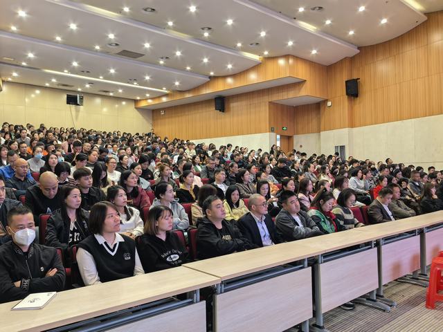 四年级家长会 (1).jpg