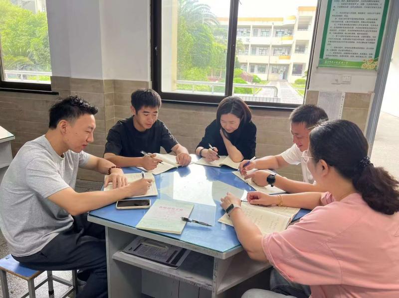 张红.png 张红.png